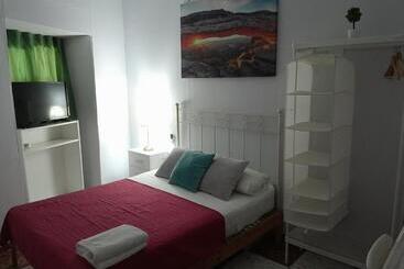 پانسیون Santa Isabel Low Cost Rooms In Private House