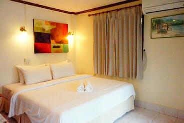 هاستل Kamala Seafood