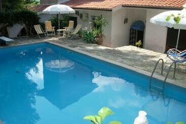 פנסיון Villa Africa