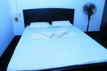 بنسيون Fennel Honey Pot