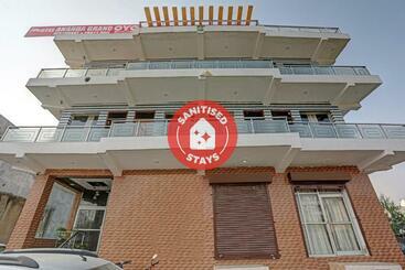 Hotel Capital O 85439  Ananda Grand