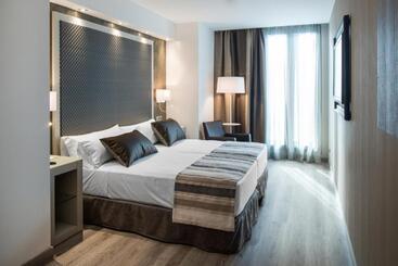 Отель Catalonia Square 4* Sup