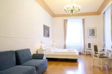 Hotelli U Zlateho Jelena