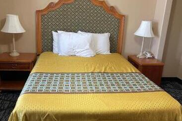 هتل Riverton Inn & Suites