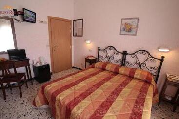 هاستل La Gustea Hotel & Cucina