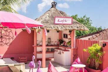 ホテル Pinkcoco Uluwatu   Constant Surprises & For Cool Adults Only