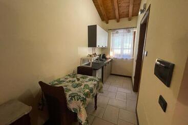 住宿加早餐  La Fiocchina   Magic Place   Apartments & Studios In Garda Lake   Countryside Farmhouse, Inside The
