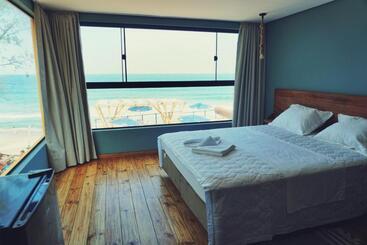 הוסטל Graffi Beach House