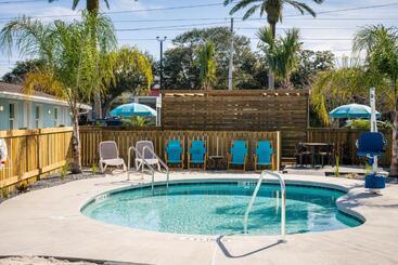 هتل Salt Air Inn & Suites