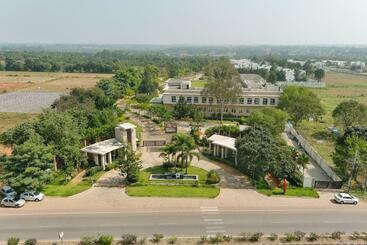 Hotel Spree Resort At Century Wintersun