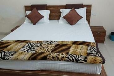 호텔 Viraj Palace By Wb Inn