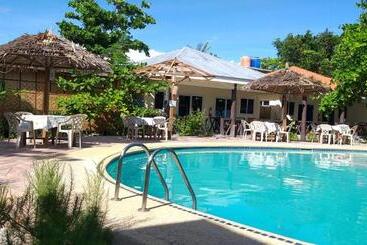 호텔 The Sharks Tail Dive Resort