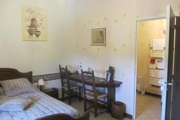 호텔 Hôtel Restaurant La Crèche Et Sa Piscine Intérieure   Logis Hôtels