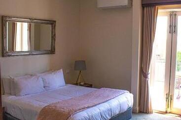 Oscars Hotel And Cafe Bar