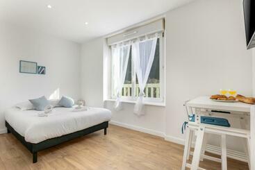 Bed and Breakfast La Belle Poule : Chambre Spacieuse Avec Sdb Privative, Cuisine Et Salon Partagés, Terrasse, Proche F