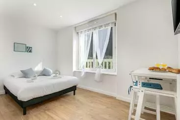 Bed and Breakfast La Belle Poule : Chambre Spacieuse Avec Sdb Privative, Cuisine Et Salon Partagés, Terrasse, Proche F