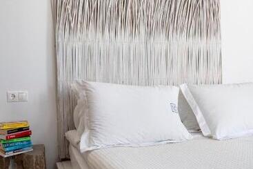 تختخواب و صبحانه F Charm All Suites   Adults Only