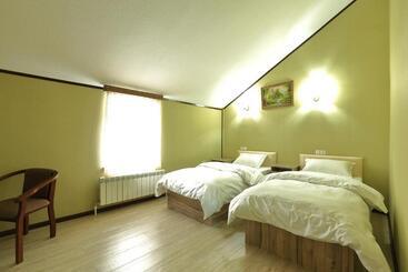 هاستل Seven Seasons