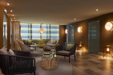 هتل Renaissance By Crystall