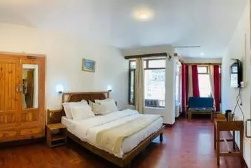 Tourist Hotel 10 Minutes Walking Distance From The Mall