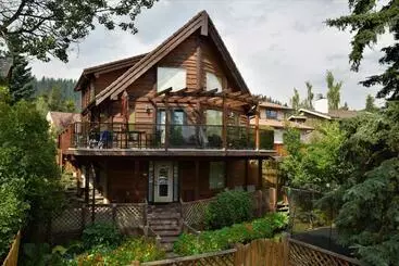 Majatalo Cedar House