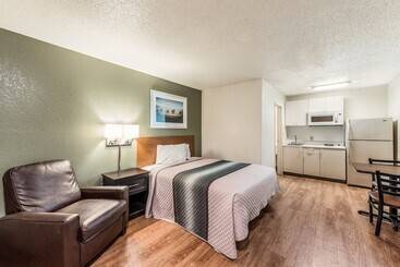 فندق Hometowne By Red Roof Studios Cincinnati   Sharonville