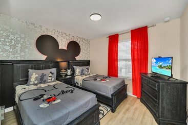 별장 Private Conservation View With Theme Rooms And Beautiful Pool Area, Perfect For Families #5st4591