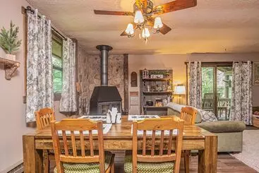 Mökkimajoitus Woodside Retreat