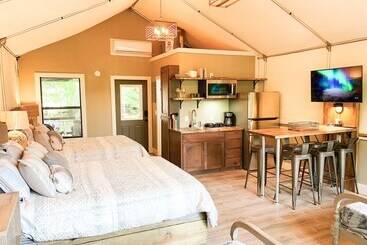 קוטג'' 17 Son S Geronimo   Birdhouse Cabin