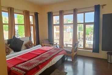 هتل Malik Residency