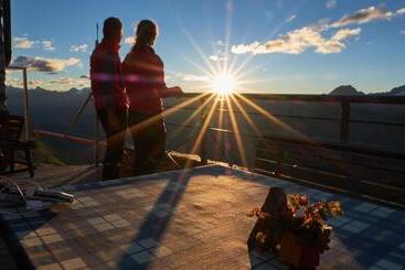 تختخواب و صبحانه Frühstückspension Broser