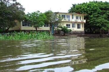 Hotel La Cabaña Del Lago