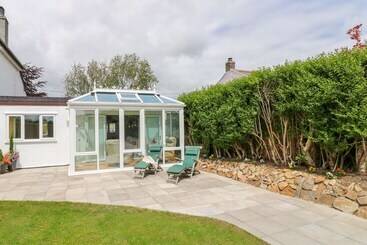 بيت ريفى Strawberries & Cream Retreat