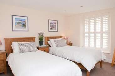 کلبه Courtyard House