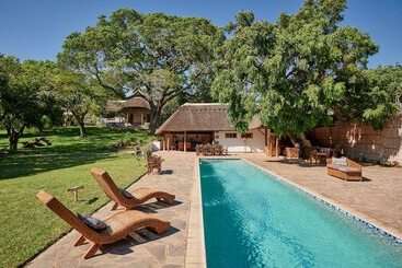 هتل Wild Dogs Lodge