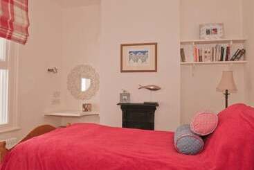 The Cottage, 13 Clarence Hill