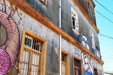 پانسیون The Lift Valpo