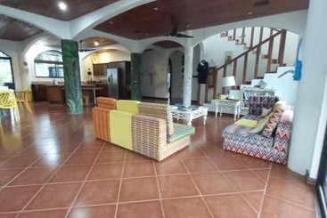 Casa Alice Surf Lodge   Hostel