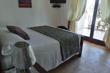 هتل آپارتمان Oasi Encantada Beach Resort