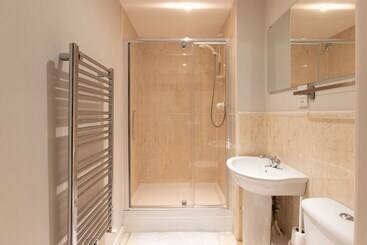 קוטג'' 8 Eureka Mews