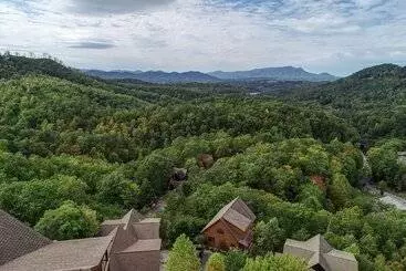 کلبه An Amazing View   4 Bedrooms, 3.5 Baths, Sleeps 10 Cabin By Redawning
