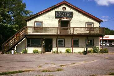 Hostal Salmon River Pub & Grill