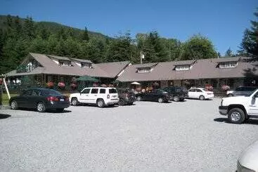 Whittaker S Motel & Historic Bunkhouse