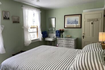 تختخواب و صبحانه The Barnacle Inn