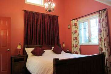 Cosy Woodpecker Cottage