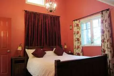 Cosy Woodpecker Cottage