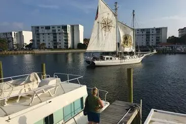 Hotelli Emerald Coast Houseboat