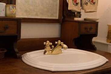 Joe Lin Station Bed & Breakfast