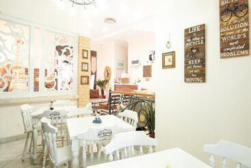 Отель Just 11 Boutique Syariah Mitra Reddoorz Near Ugm Yogyakarta