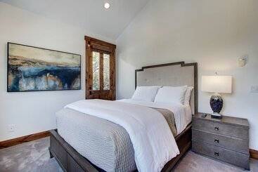 شقق خاصة سياحية Main Street Escape By Avantstay Stunning Home Right Off Main Street W Hot Tub Large Deck